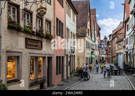 Strada stretta con storiche case in legno nella città di Rothenburg ob der Tauber. Foto Stock