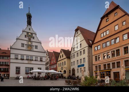 Marktplatz - la piazza principale di Rothenburg ob der Tauber in Baviera. Foto Stock