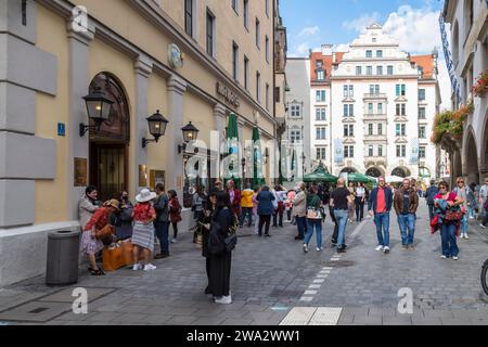Strada accogliente e trafficata con l'Orlando-Haus sullo sfondo, una famosa birreria e ristorante nel centro di Monaco. Foto Stock