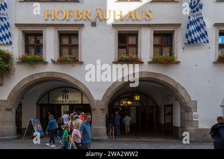 Facciata e ingresso del Hofbräuhaus, noto biergarten nel centro di Monaco, Baviera, Germania. Foto Stock