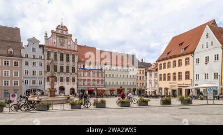 Piazza centrale con antiche case storiche colorate nel centro della città di Landsberg am Lech in Baviera, Germania. Foto Stock