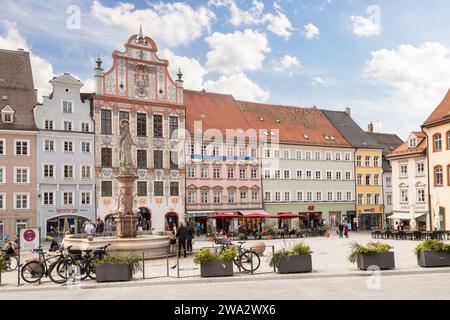 Piazza centrale con antiche case storiche colorate nel centro della città di Landsberg am Lech in Baviera, Germania. Foto Stock