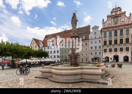Piazza centrale con antiche case storiche colorate nel centro della città di Landsberg am Lech in Baviera, Germania. Foto Stock