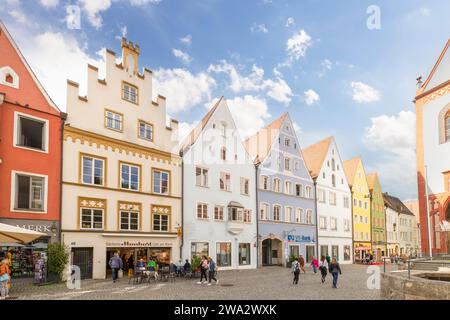 Via dello shopping con case colorate nel centro della città di Landsberg am Lech in Baviera, Germania. Foto Stock
