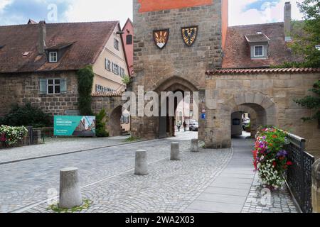 Woernitz porta nella vecchia città medievale nella città vecchia di Dinkelsbuehl, Baviera, Germania. Foto Stock