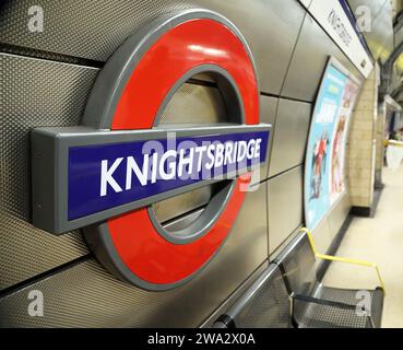 Cartello della stazione della metropolitana di Knightsbridge Foto Stock