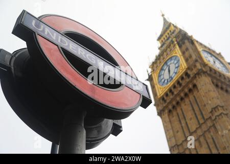La metropolitana di Londra segno e Big Ben Foto Stock