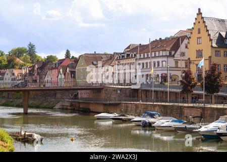 Piccola e pittoresca città medievale di Wertheim lungo il fiume Tauber nel Baden-Württemberg. Foto Stock