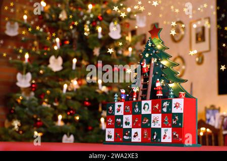 Calendario dell'Avvento dell'albero di Natale davanti all'albero di Natale nella camera per famiglie decorata con Natale Foto Stock