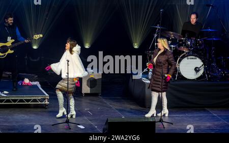 La band Bjorn si esibisce ancora una volta al Night afore disco Party per le celebrazioni del capodanno di Edimburgo Hogmanay, Scozia, Regno Unito Foto Stock