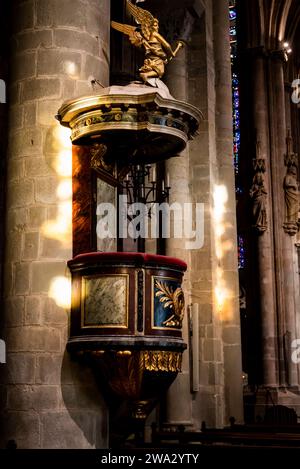 Basilica dei santi Nazario e Celso, chiesa cattolica romana situata nella cittadella di Carcassonne, costruita in stile architettonico gotico-romanico, Foto Stock