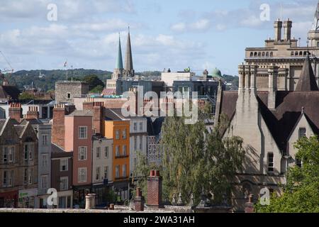 Vista delle guglie dell'Università di Oxford e degli edifici di Broad Street nel Regno Unito Foto Stock