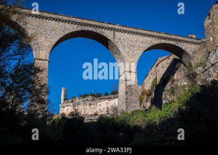 Ponte al villaggio Minerve nel dipartimento di Hérault selezionato come uno dei villaggi Les Plus Beaux Villages de France ('i più bei villaggi di Foto Stock