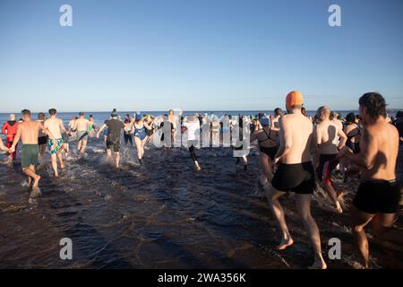 Edimburgo, Regno Unito. 1 gennaio 2024. Edimburgo. Scozia 1 gennaio 2024. I nuotatori a Portobello fanno il bagno di Capodanno foto di Pako Mera/Alamy Live News Foto Stock