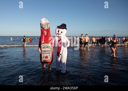 Edimburgo, Regno Unito. 1 gennaio 2024. Edimburgo. Scozia 1 gennaio 2024. I nuotatori a Portobello fanno il bagno di Capodanno foto di Pako Mera/Alamy Live News Foto Stock