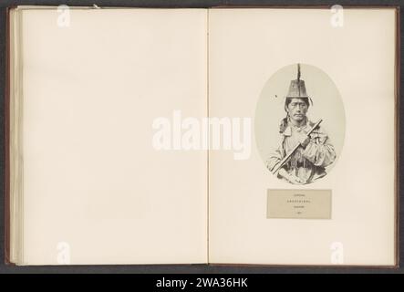 Ritratto di un uomo sconosciuto con un'arma della comunità Lepcha di Sikkim, c. 1858 - nel o prima del 1868 fotografare gli albumi di supporto fotografico di Sikkim stampano razze umane; popoli; nazionalità. lanciare armi. head-gear: cappello Foto Stock