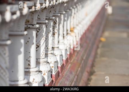 Primo piano della balaustra sul lato nord del Blackfriars Bridge, Londra con macchie di ruggine e non sono state restaurate (a dicembre 2023) - classificato vittoriano di grado II Foto Stock