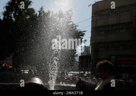 SANAA, Sanaa, Yemen. 1 gennaio 2024. Un giovane si trova accanto a una fontana in Piazza Vecchia Sanaa la prima mattina del nuovo anno 2024. (Immagine di credito: © Osamah Yahya/ZUMA Press Wire) SOLO USO EDITORIALE! Non per USO commerciale! Foto Stock