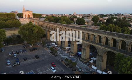 Vista aerea con drone dell'acquedotto in pietra a due livelli Aqueduc Saint-Clément, Aqueduc des Arceaux, centro storico di Montpellier, Hérault, Francia. Foto Stock