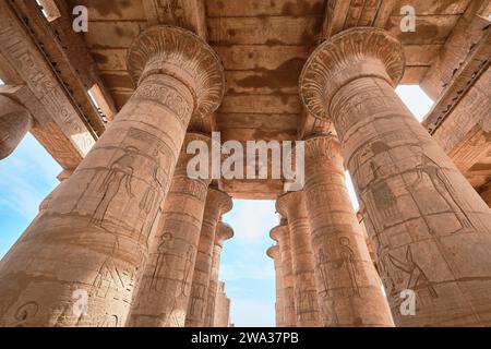 Luxor, Egitto - dicembre 2023: Il Ramesseum è il tempio commemorativo o tempio mortuario del faraone Ramses II Si trova nella necropoli di Tebe Foto Stock