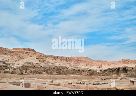 Luxor, Egitto - dicembre 26 2023: Necropoli dello sceicco Abd al-Qurna, o Valle dei Nobili, sulla riva occidentale del Nilo Foto Stock