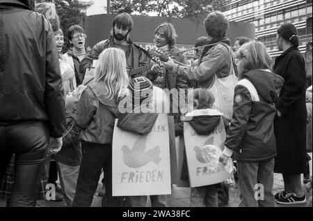 Friedensaktion während der Friedenswoche gegen den Nachrüstungsbeschluss und gegen die Stationierung von Pershing II und SS20, 19.10.1983, West-Berlin, Wilmersdorf, Fehrbelliner Platz *** azione di pace durante la settimana di pace contro la decisione di riarmo e contro lo stazionamento di Pershing II e SS20, 19 10 1983, West Berlin, Wilmersdorf, Fehrbelliner Platz Foto Stock