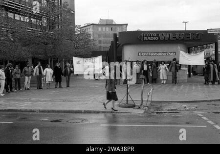 Friedensaktion während der Friedenswoche gegen den Nachrüstungsbeschluss und gegen die Stationierung von Pershing II und SS20, 19.10.1983, West-Berlin, Wilmersdorf, Fehrbelliner Platz *** azione di pace durante la settimana di pace contro la decisione di riarmo e contro lo stazionamento di Pershing II e SS20, 19 10 1983, West Berlin, Wilmersdorf, Fehrbelliner Platz Foto Stock