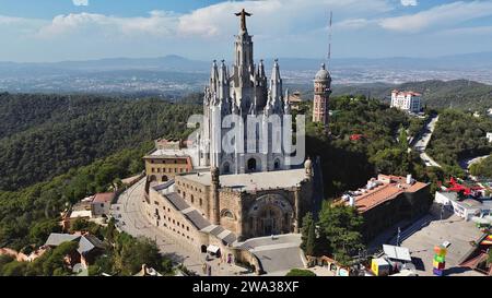 Vista aerea con drone della chiesa Temple Expiatori del Sagrat Cor in cima al Monte Tibidabo che si affaccia su Barcellona, Sarrià-Sant Gervasi, Spagna. Foto Stock