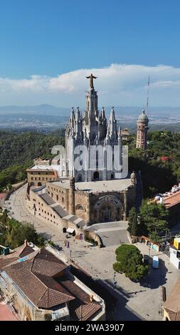Vista aerea con drone della chiesa Temple Expiatori del Sagrat Cor in cima al Monte Tibidabo che si affaccia su Barcellona, Sarrià-Sant Gervasi, Spagna. Foto Stock