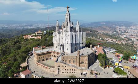 Vista aerea con drone della chiesa Temple Expiatori del Sagrat Cor in cima al Monte Tibidabo che si affaccia su Barcellona, Sarrià-Sant Gervasi, Spagna. Foto Stock
