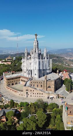 Vista aerea con drone della chiesa Temple Expiatori del Sagrat Cor in cima al Monte Tibidabo che si affaccia su Barcellona, Sarrià-Sant Gervasi, Spagna. Foto Stock
