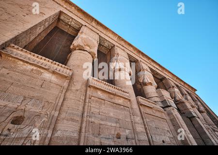 Qena, Egitto - dicembre 27 2023: Tempio di Dendera o tempio di Hathor Egitto. Complesso del Tempio di Dendera, uno dei templi meglio conservati Foto Stock