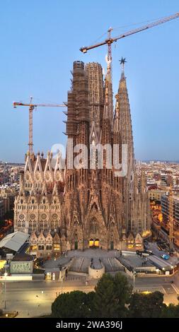 Vista aerea con drone della Basilica di Santa Famiglia Antoni Gaudí, Carrer de Mallorca, quartiere Eixample, Barcellona, Catalogna, Spagna. Foto Stock