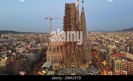 Vista aerea con drone della Basilica di Santa Famiglia Antoni Gaudí, Carrer de Mallorca, quartiere Eixample, Barcellona, Catalogna, Spagna. Foto Stock