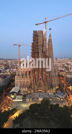 Vista aerea con drone della Basilica di Santa Famiglia Antoni Gaudí, Carrer de Mallorca, quartiere Eixample, Barcellona, Catalogna, Spagna. Foto Stock
