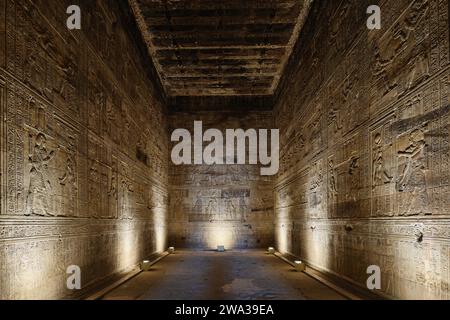 Qena, Egitto - dicembre 27 2023: Sala sacra nel Tempio di Hathor, complesso del Tempio di Dendera, uno dei templi meglio conservati Foto Stock