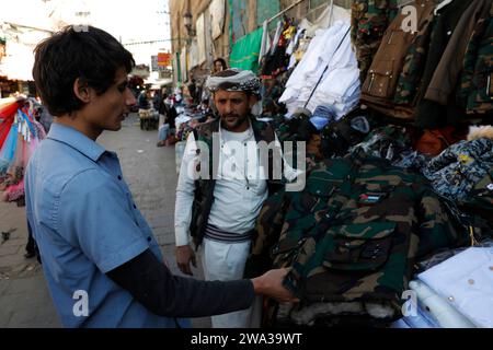 SANAA, Sanaa, Yemen. 1 gennaio 2024. Un giovane acquista abiti militari con la bandiera palestinese nel mercato popolare della vecchia Sana'a. mentre il conflitto tra Israele e il gruppo Hamas a Gaza continua, la domanda di abbigliamento militare con la bandiera palestinese è aumentata in Yemen. (Immagine di credito: © Osamah Yahya/ZUMA Press Wire) SOLO USO EDITORIALE! Non per USO commerciale! Foto Stock