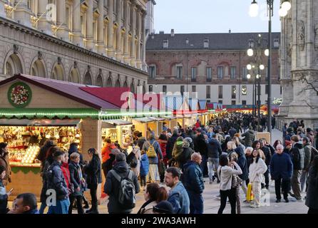 Milano, Italia. 1 gennaio 2024. Passeggiata tradizionale nel centro della città a Capodanno, migliaia di persone riempiono Piazza Duomo e le strade principali di Milano credito: Agenzia fotografica indipendente/Alamy Live News Foto Stock