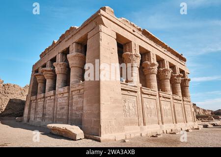 Mammisi, un'antica piccola cappella egiziana conosciuta come casa natale, accanto al Tempio di Hathor nel complesso di Dendera Foto Stock