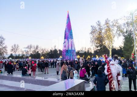 Festa di Capodanno piazza Kuk Saroy Samarcanda Uzbekistan. Padre Frost, Babbo Natale Foto Stock