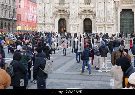 Milano, Italia. 1 gennaio 2024. Passeggiata tradizionale nel centro della città a Capodanno, migliaia di persone riempiono Piazza Duomo e le strade principali di Milano credito: Agenzia fotografica indipendente/Alamy Live News Foto Stock