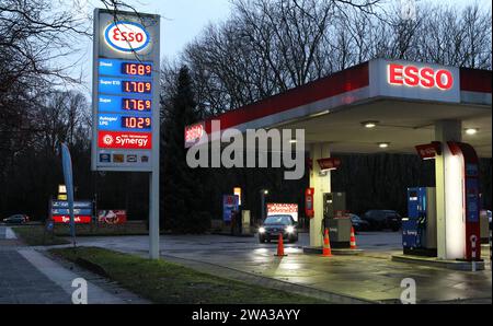 Preistafel mit wegen der seit 1. Januar 2024 erhöhten CO2-Abgabe hohen Treibstoffpreisen vor der esso-Tanktstelle am Überseering. City Nord Hamburg *** prezzo di listino con prezzi elevati del carburante di fronte alla stazione di servizio esso a Überseering City Nord Hamburg a causa dell'aumento della tassa CO2 dal 1° gennaio 2024 Foto Stock