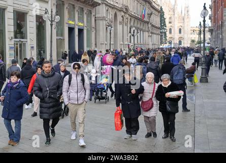 Milano, Italia. 1 gennaio 2024. Passeggiata tradizionale nel centro della città a Capodanno, migliaia di persone riempiono Piazza Duomo e le strade principali di Milano credito: Agenzia fotografica indipendente/Alamy Live News Foto Stock