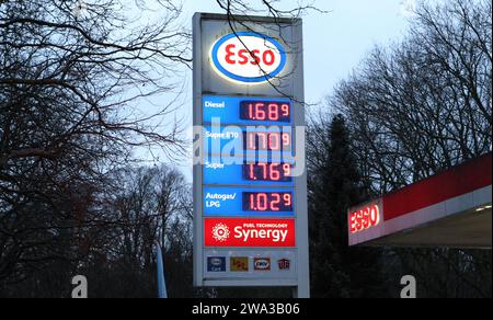 Preistafel mit wegen der seit 1. Januar 2024 erhöhten CO2-Abgabe hohen Treibstoffpreisen vor der esso-Tanktstelle am Überseering. City Nord Hamburg *** prezzo di listino con prezzi elevati del carburante di fronte alla stazione di servizio esso a Überseering City Nord Hamburg a causa dell'aumento della tassa CO2 dal 1° gennaio 2024 Foto Stock