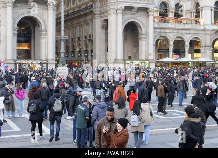 Milano, Italia. 1 gennaio 2024. Passeggiata tradizionale nel centro della città a Capodanno, migliaia di persone riempiono Piazza Duomo e le strade principali di Milano credito: Agenzia fotografica indipendente/Alamy Live News Foto Stock