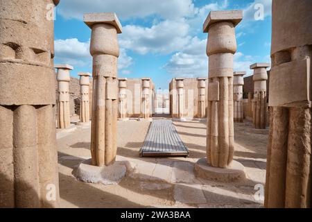 Saqqara, Egitto - 2 gennaio 2024: Colonne nella Tomba di Horemheb situate nella Necropoli di Saqqara Foto Stock