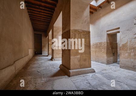 Saqqara, Egitto - 2 gennaio 2024: Figure dipinte di bassorilievi che mostrano la vita quotidiana nell'antico Egitto all'interno della tomba di Kagemni nella necropoli di Saqqara Foto Stock