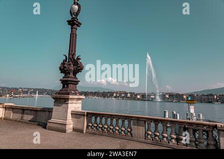 Ginevra, Svizzera - 25 marzo 2022: Il Jet d'Eau è una grande fontana a Ginevra, Svizzera, ed è uno dei luoghi di interesse più famosi della città. Foto Stock