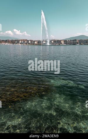 Ginevra, Svizzera - 25 marzo 2022: Il Jet d'Eau è una grande fontana a Ginevra, Svizzera, ed è uno dei luoghi di interesse più famosi della città. Foto Stock