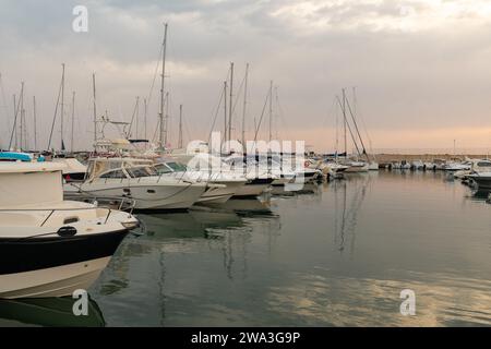 Vista del porto turistico sulla Costa degli Etruschi con barche a vela ormeggiate e yacht al tramonto, San Vincenzo, Livorno, Toscana, Italia Foto Stock